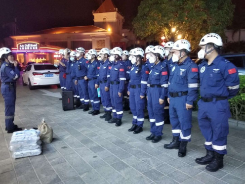 Cuidich a chèile agus obraich còmhla gus sabaid an tinneas tuiteamach: Thug Bailikind masgaichean lannsaichte cuidhteasach agus miotagan nitrile gu Xiamen